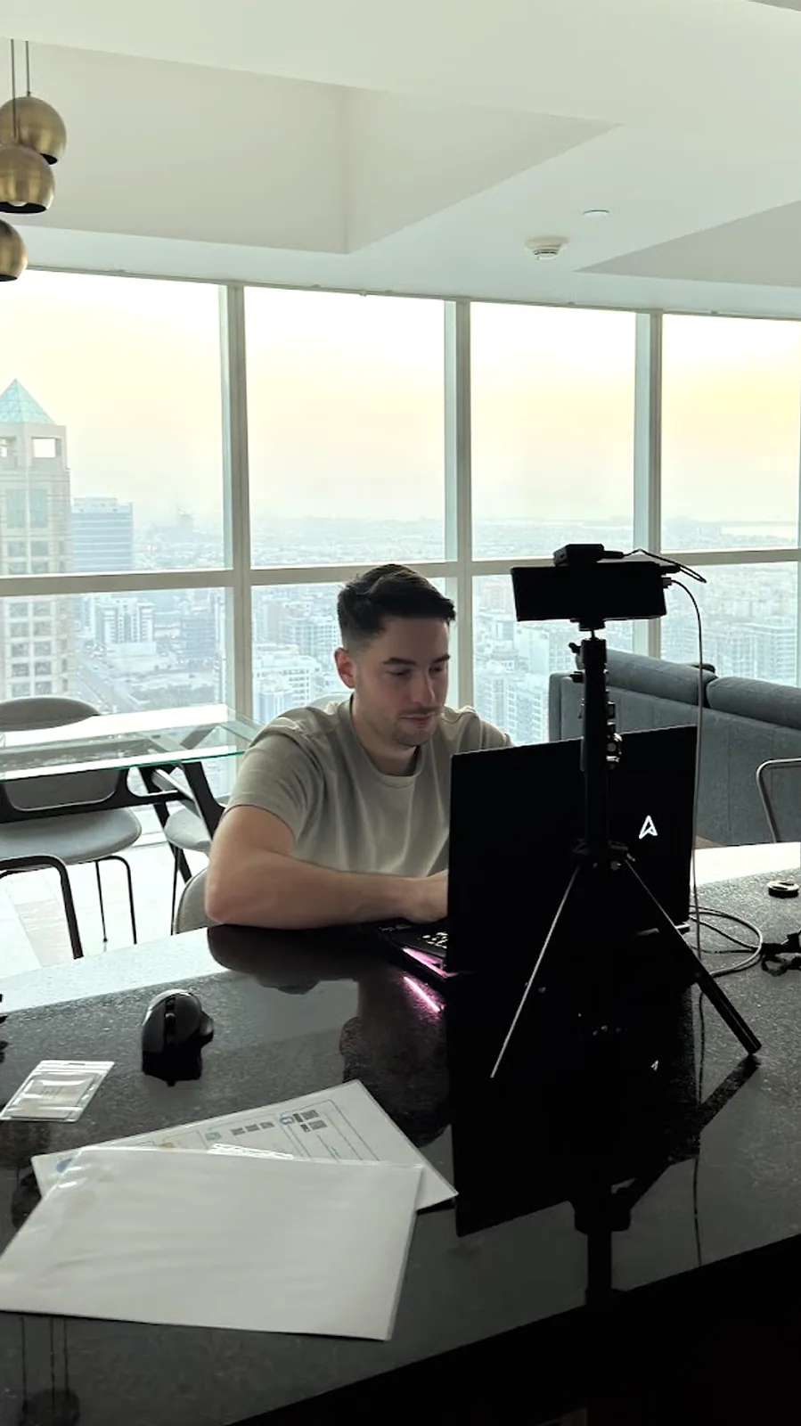 Erik Pascual trabajando en embudos de venta desde Dubai